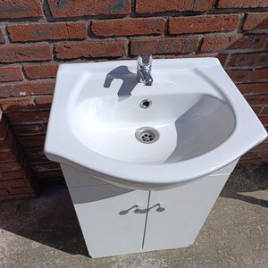 Mueble de Baño Blanco con Bacha y Grifería Monocomando - imagen 2