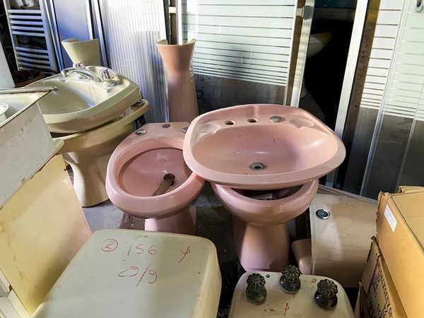 Juego de Baño Rosa: Inodoro, Bidet y Pileta con Pie Usados - imagen 1