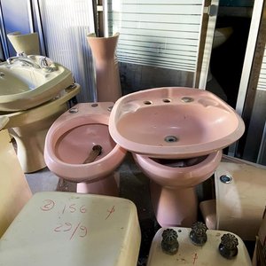 Lote siguiente: Juego de Baño Rosa: Inodoro, Bidet y Pileta con Pie Usados