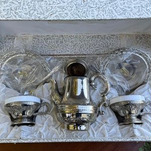 1 juego de té en acero inoxidable y porcelana de alta calidad en caja sin uso (1 tetera, 2 tazas, 2 platillos y 2 cucharitas) - imagen 3