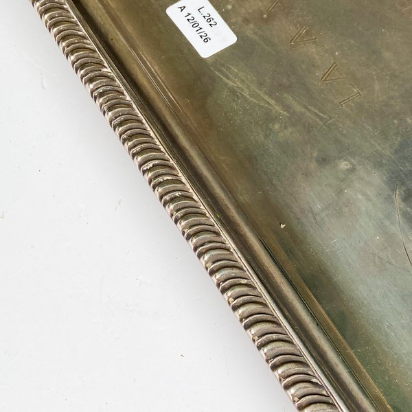 Bandeja de metal con asas grabada, un accesorio útil para el hogar - imagen 3