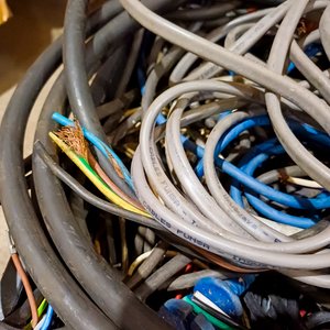 Cajón con Cables Eléctricos de Diversas Medidas y Colores - imagen 3