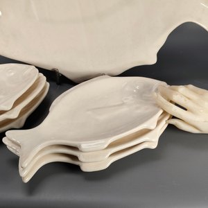 Juego de Servir Pescado en Cerámica Blanca: Fuente Grande y 6 Platos - imagen 4