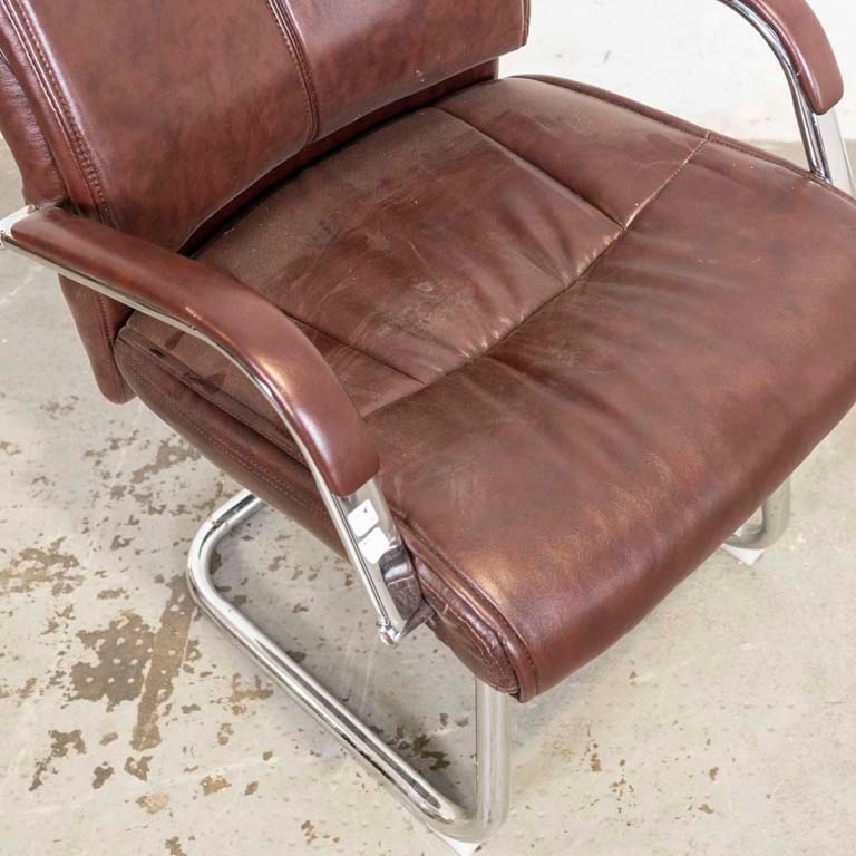 Sillón de oficina en metal cromado con tapizado en cuerina - imagen 2