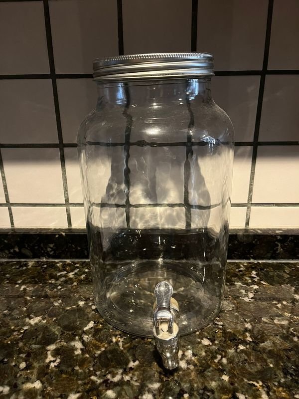Jarra de vidrio con tapa metálica y canilla - imagen 2