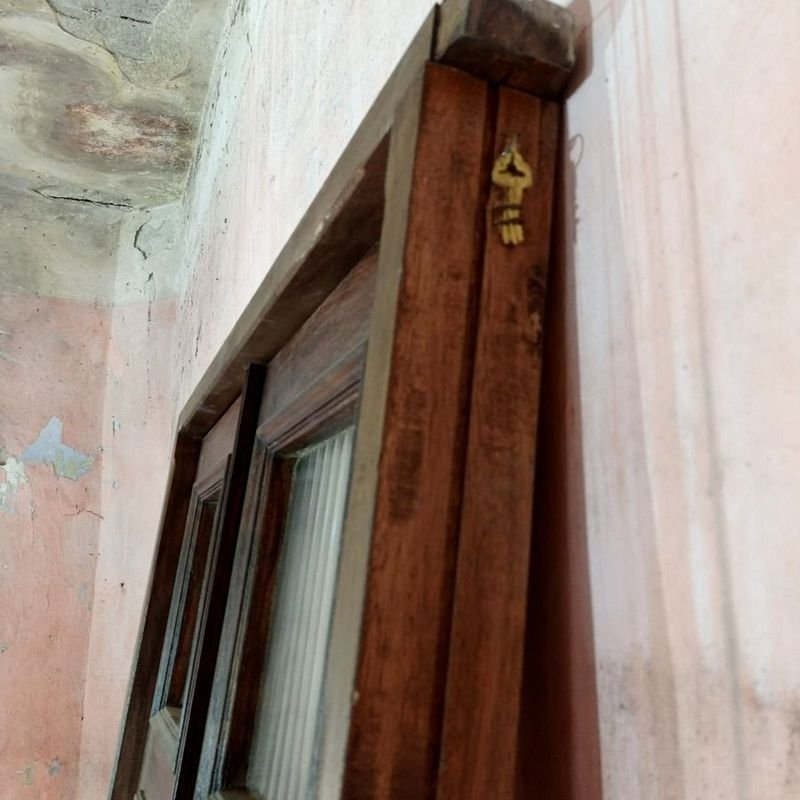 Puerta antigua de dos hojas vidriadas con marco, falleba y cerrojo - imagen 2