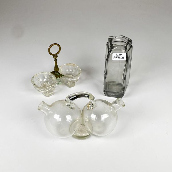 Tres piezas de vidrio, salerito, vinagrera y aceitera - imagen 1