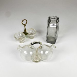 Tres piezas de vidrio, salerito, vinagrera y aceitera - imagen 1