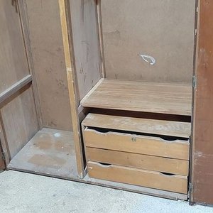 Placard Enchapado de Madera Oscura, 4 Puertas y 3 Cajones Internos - imagen 3