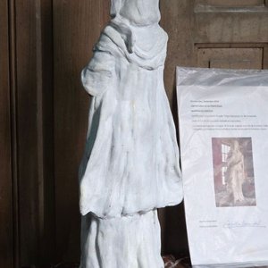 Escultura Virgen de Nazaret por Martha Escondeus en Marmolina Pintada - Edición Limitada - imagen 4