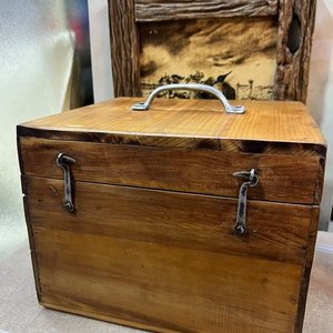 Lote anterior: Caja Antigua de Madera con Tapa, Manija y Cierres Metálicos