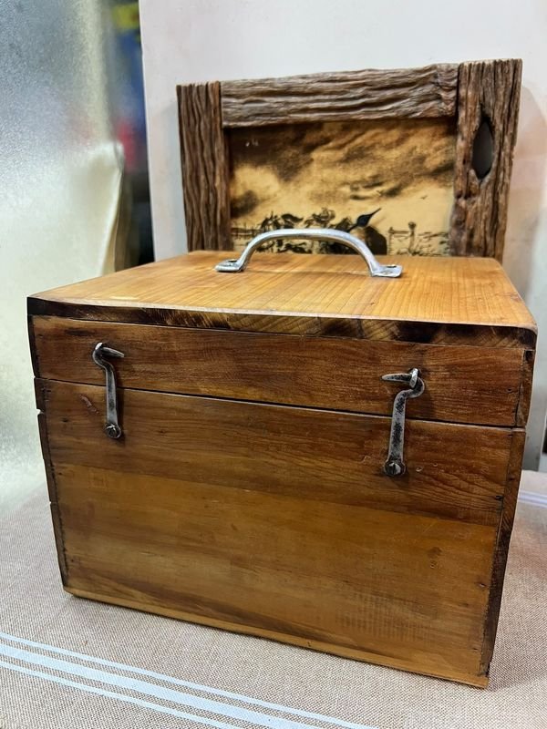 Caja Antigua de Madera con Tapa, Manija y Cierres Metálicos