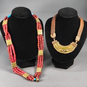 Dos Collares Artesanales: Étnico con Cuentas de Vidrio y Metal, y Diseño en Relieve - imagen 12