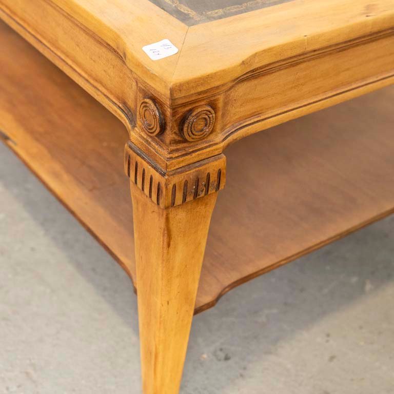 Mesa de living inglesa con tapete de cuero y estante - imagen 3