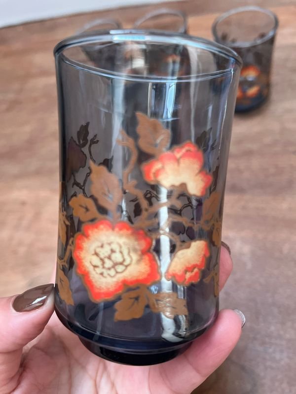 Vasos de vidrio pintados azules y flores naranjas vintage
