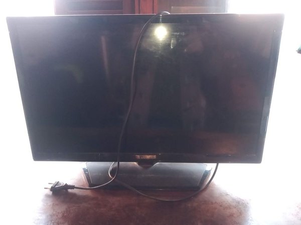 TV LED de 24 pulgadas en buen estado - imagen 1