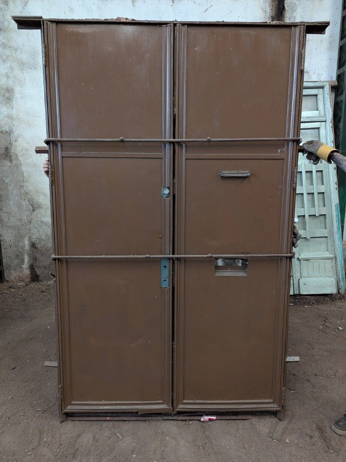 Puerta antigua de hierro y chapa gruesa - imagen 8