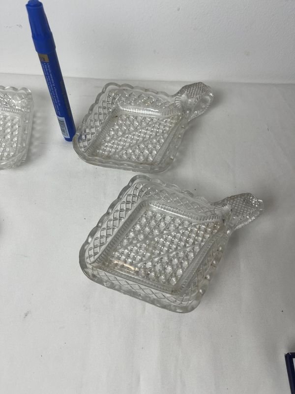 Lote siguiente: Copetineros de vidrio con patrón de abeja