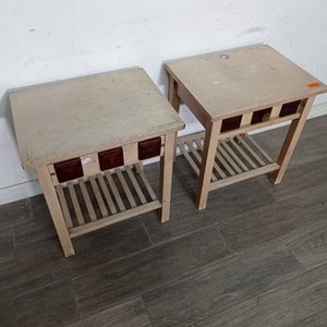 Lote siguiente: Par de Mesas de Luz de Madera con Cajón y Estante