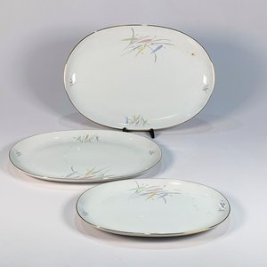 Lote siguiente: Tres Fuentes Ovaladas de Porcelana Bavaria Edelstein Blancas con Decoración