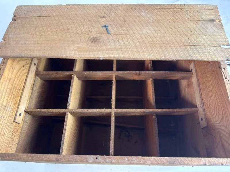 Antiguo cajón de bebidas con diseño antiguo - imagen 7