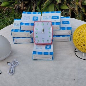 Lote siguiente: Lote de 5 Relojes de Pared y 2 Veladores Modernos