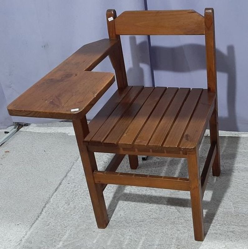 Silla de Madera con Posa Brazo de Escritura Derecho