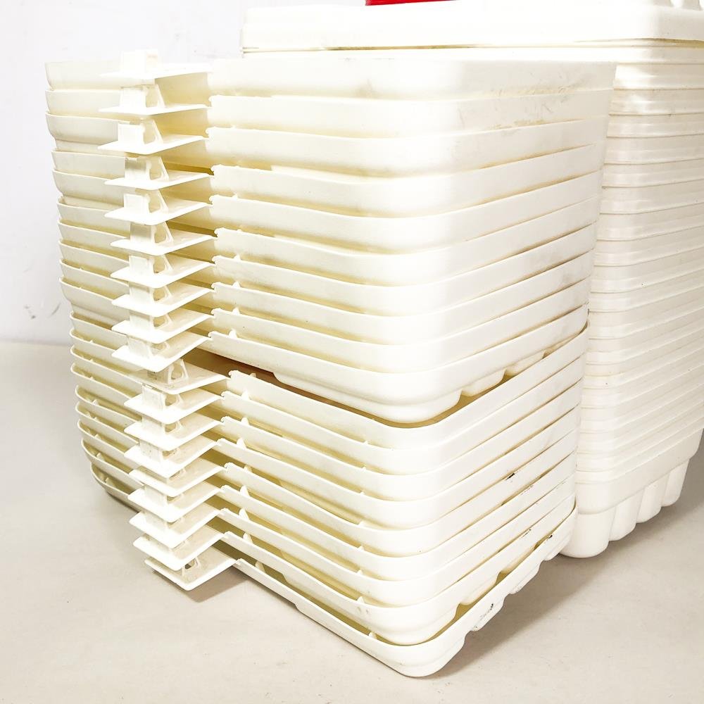 Veinte Botiquines Plásticos Blancos Apilables