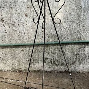 Pedestal de Hierro Forjado con Detalles Ornamentales - imagen 2