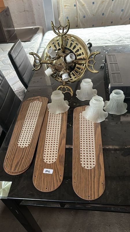 Ventilador de techo con lámparas y tablones de madera