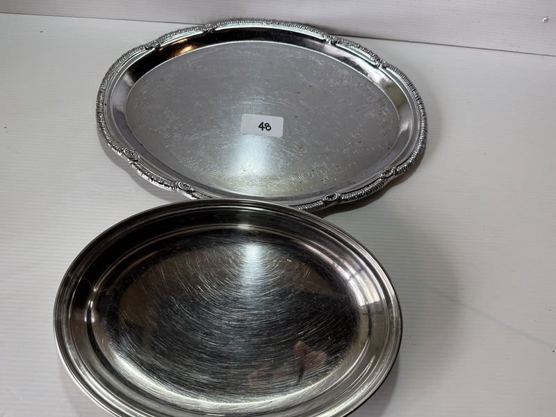 Bandeja y Fuente Ovalada de Aluminio con Detalles Decorativos