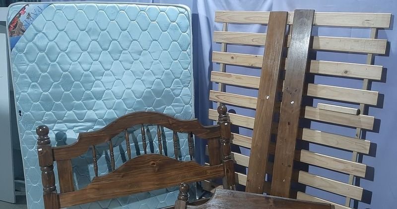 Cama de Madera Estilo Clásico con Colchón de Resorte 2 Plazas