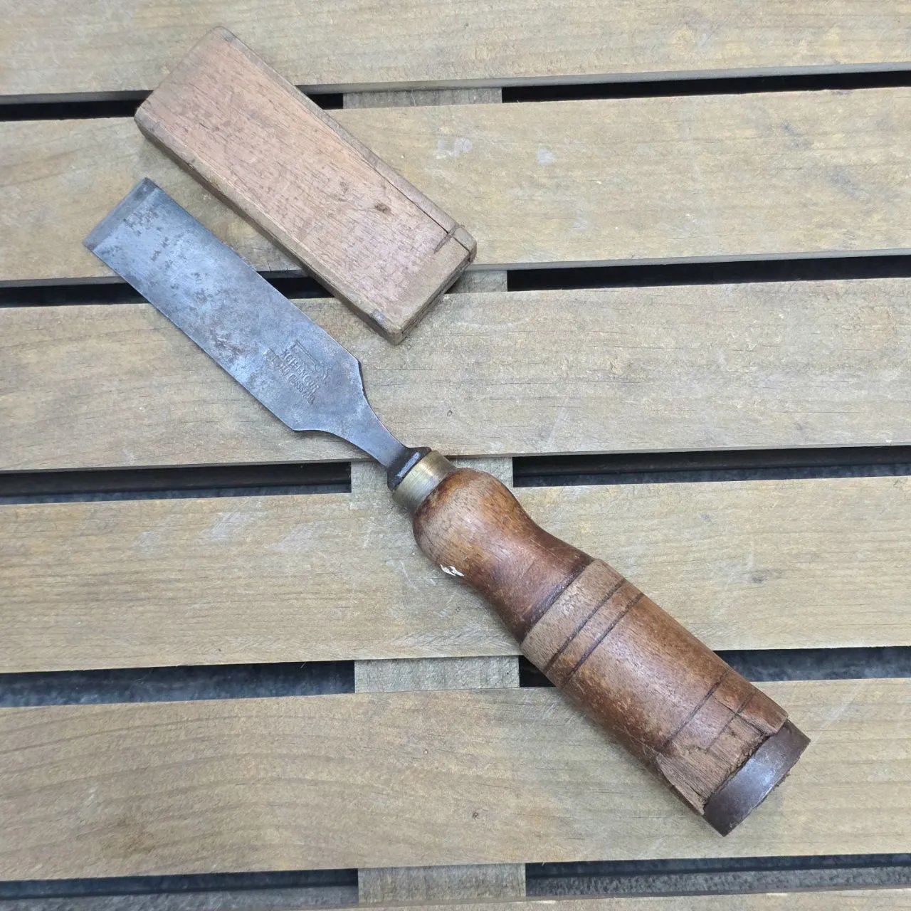 Chisela de madera con cuchilla de metal y inscripción - imagen 2