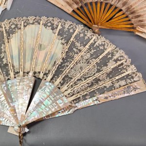 Lote de Tres Abanicos Antiguos: Nácar Decorado y Madera Pintada a Mano - imagen 23