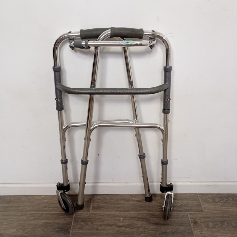 Andador plegable y extensible en aluminio - imagen 4