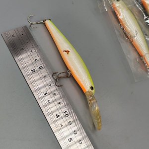 Lote de 3 Señuelos de Pesca Tipo Minnow con Babero y Anzuelos - imagen 11