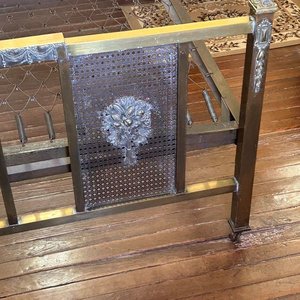 Cama Antigua de Bronce con Detalles Ornamentales - imagen 2