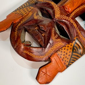Máscara Azteca de Madera Decorada con Figuras Humanas - imagen 4