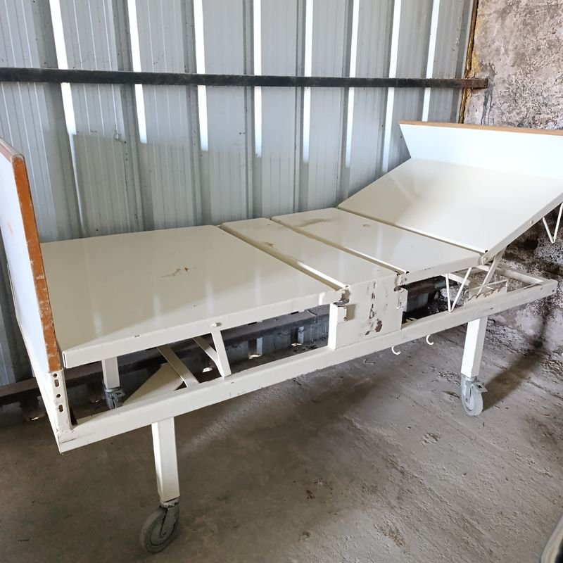 Cama Hospitalaria Articulada Manual con Ruedas