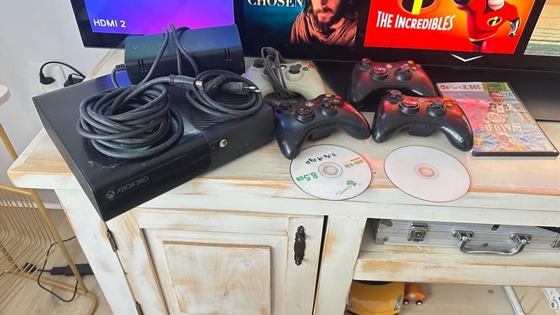 Consola de Xbox 360 con juegos y controladores
