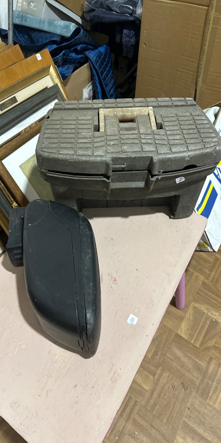 Caja de Herramientas Plástica Gris y Espejo Retrovisor Negro