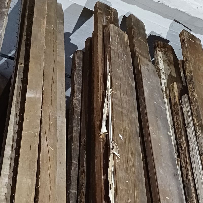 Seis tirantes de pinotea con rastros de polilla para decoración - imagen 5