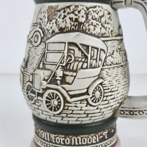 Jarra de Cerveza Antigua con Relieves de Autos Clásicos - imagen 3