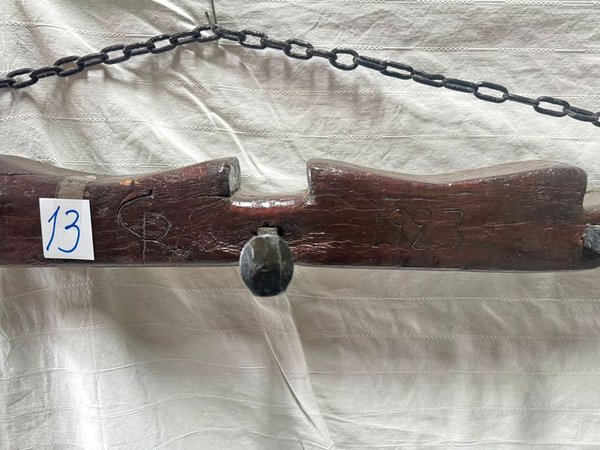 Perchero de madera dura con cadena metálica - imagen 4