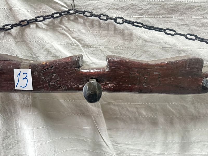 Perchero de madera dura con cadena metálica - imagen 4