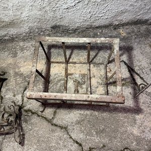 Dos Faroles de Hierro con Canasto y Soporte - imagen 5