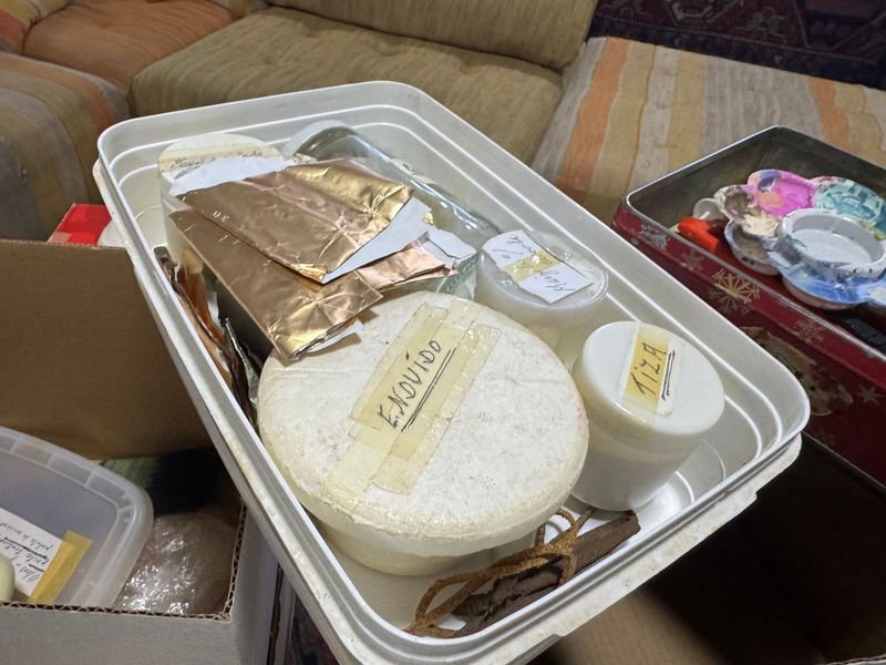 Cajas con pinturas y accesorios para manualidades - imagen 8