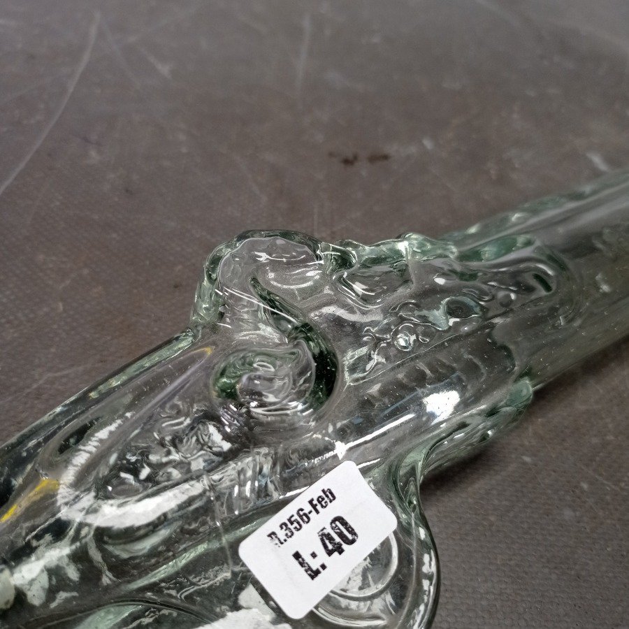 Botella de ron con forma de pistola y etiqueta con diseño ornamental - imagen 6