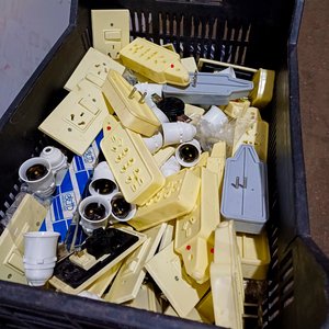 Cajón con Módulos y Componentes Eléctricos Varios - imagen 2