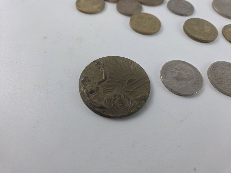 Gran lote de monedas, billetes y medalla conmemorando el centenario de la República Oriental del Uruguay - imagen 3